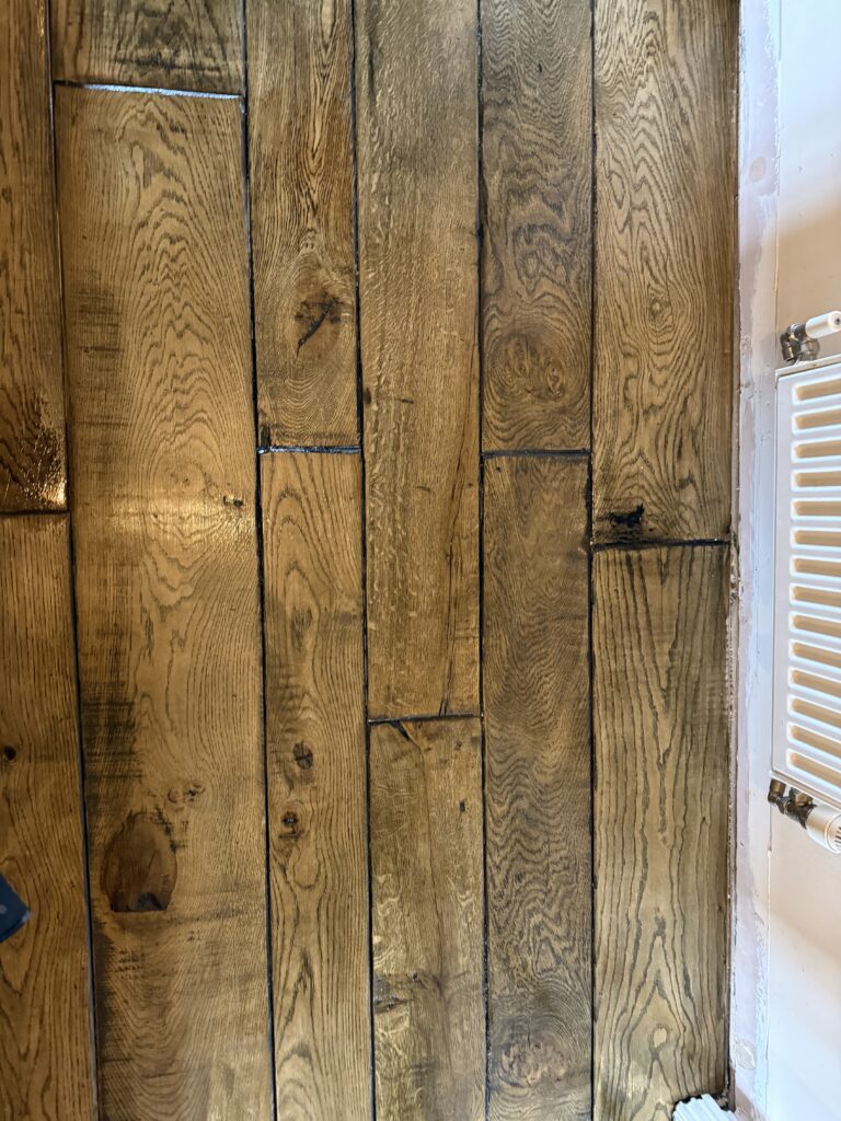 Rustic oak hardwood flooring in random length plank pattern
