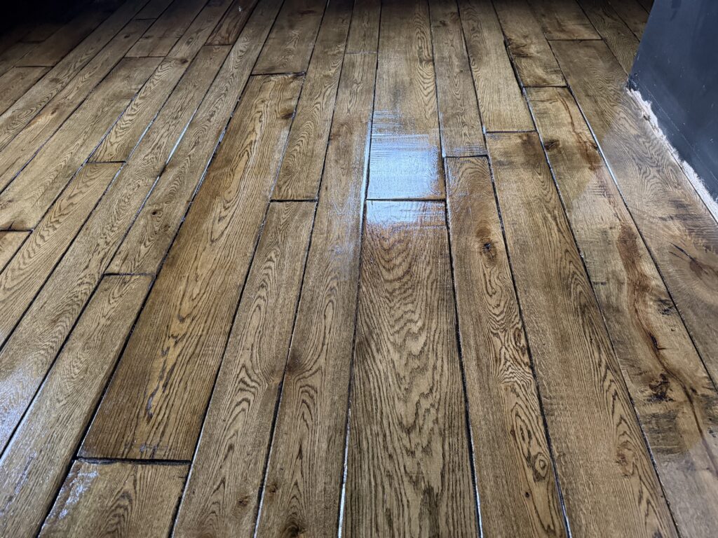 Laminate wood flooring with random plank pattern and grain texture